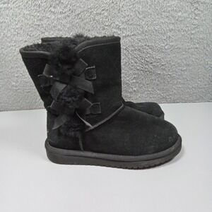 Koolaburra by UGG Victoria Short Black Suede Bow Boots Womens 6W 1015874 Wide